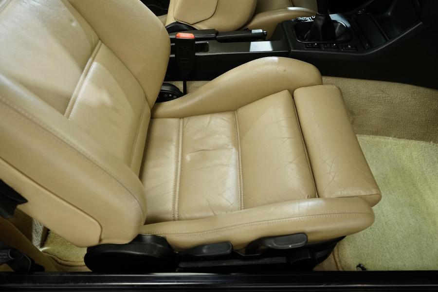 Детали интерьера BMW 325i Convertible (Calypso Red) 1990 года  (фото 111 из 190)